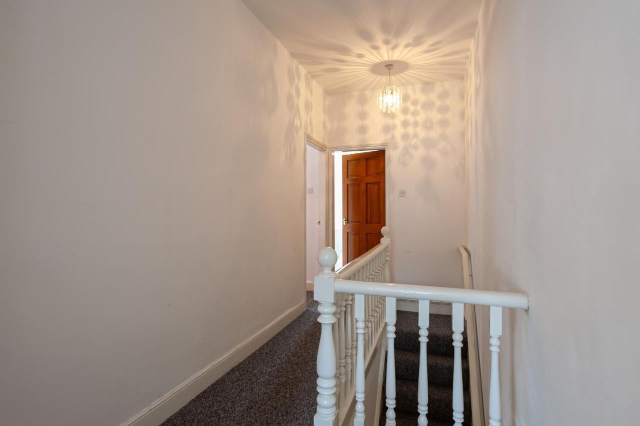 Stay Comfortable-City Centre Location- Sleeps Up To 9 Stoke-on-Trent Exteriör bild