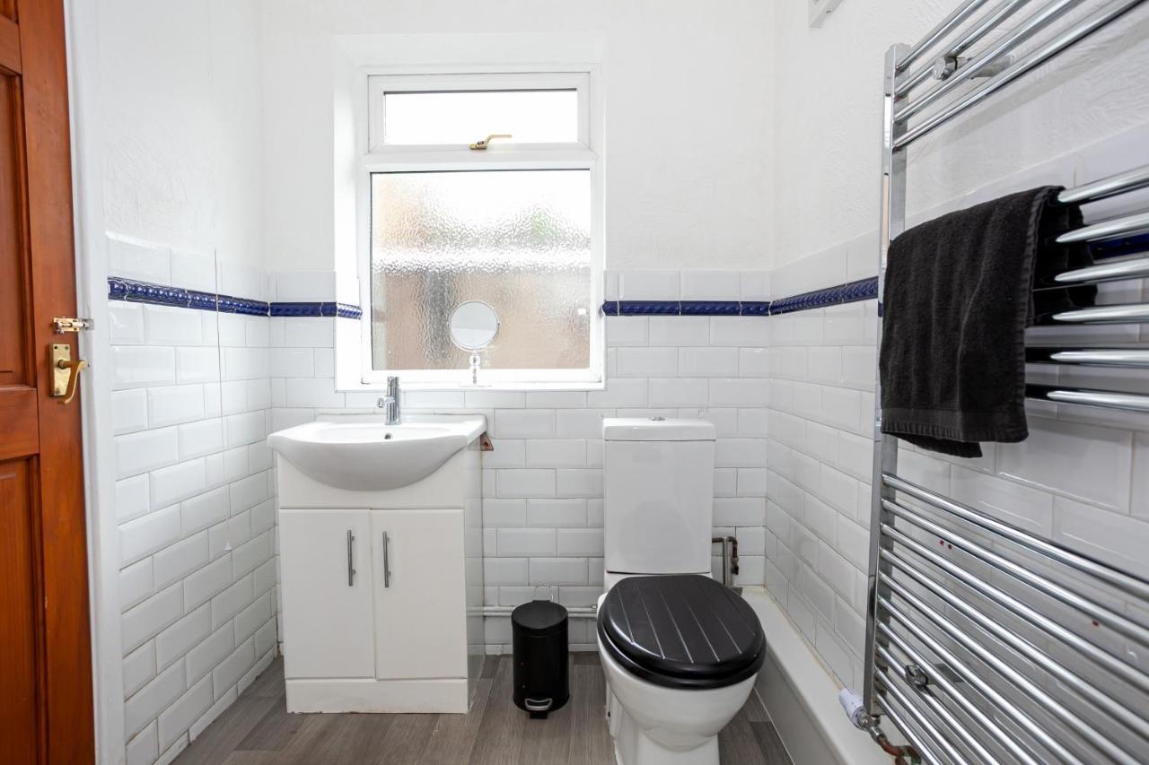 Stay Comfortable-City Centre Location- Sleeps Up To 9 Stoke-on-Trent Exteriör bild