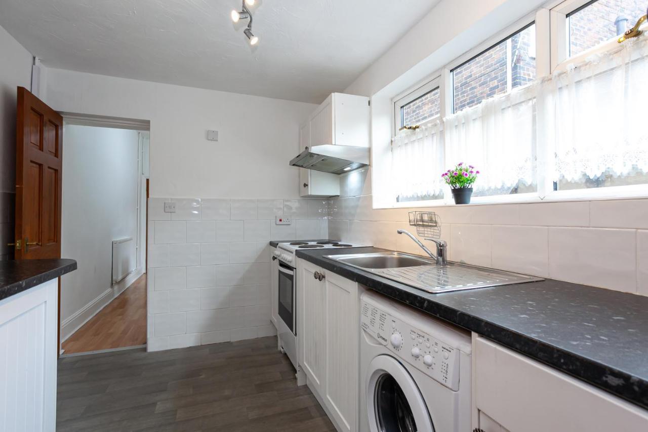Stay Comfortable-City Centre Location- Sleeps Up To 9 Stoke-on-Trent Exteriör bild
