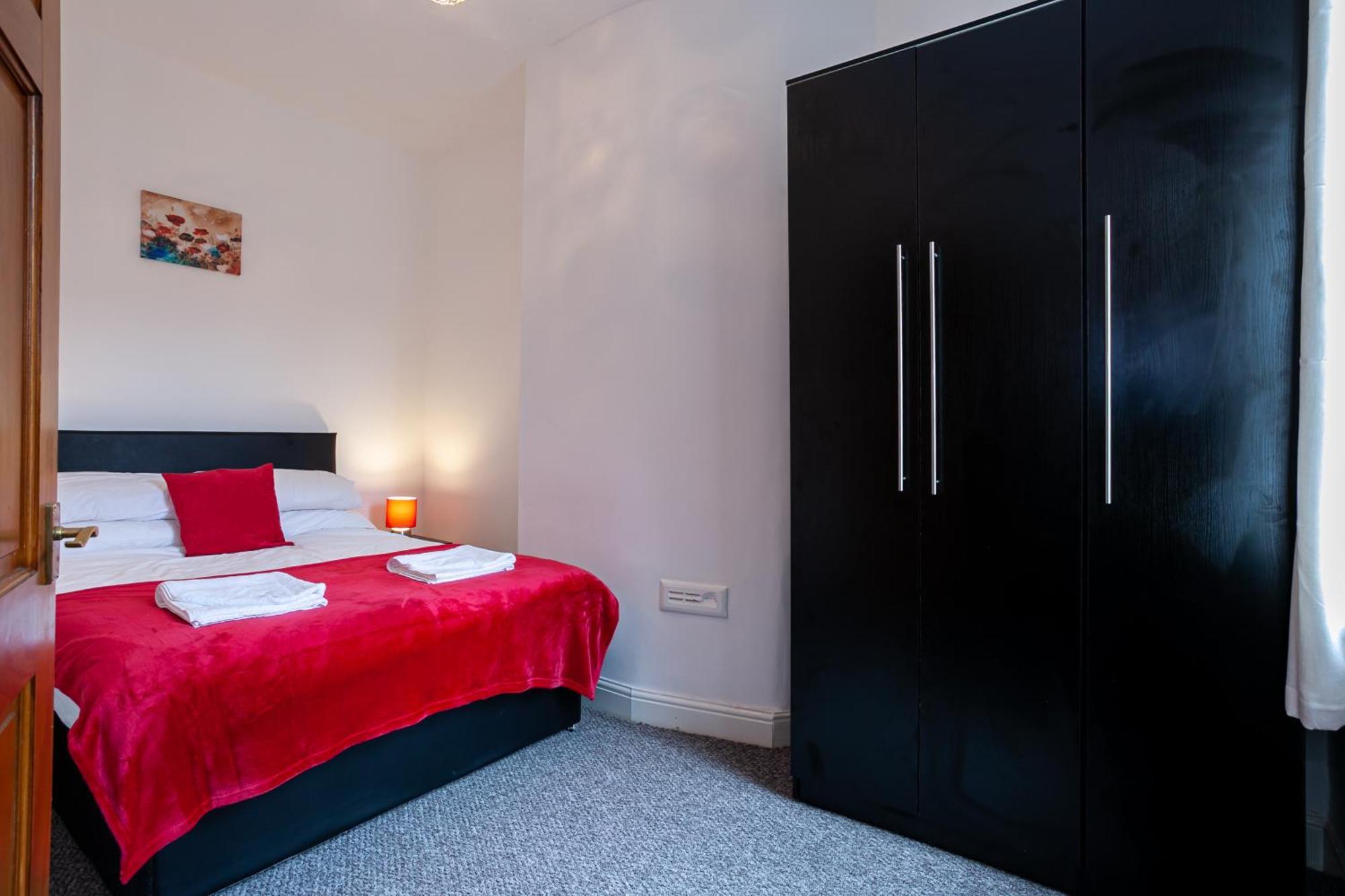 Stay Comfortable-City Centre Location- Sleeps Up To 9 Stoke-on-Trent Exteriör bild